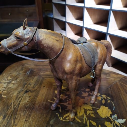 cheval figurine cuir