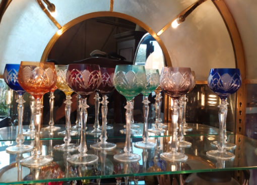 service de verres taillés en couleurs