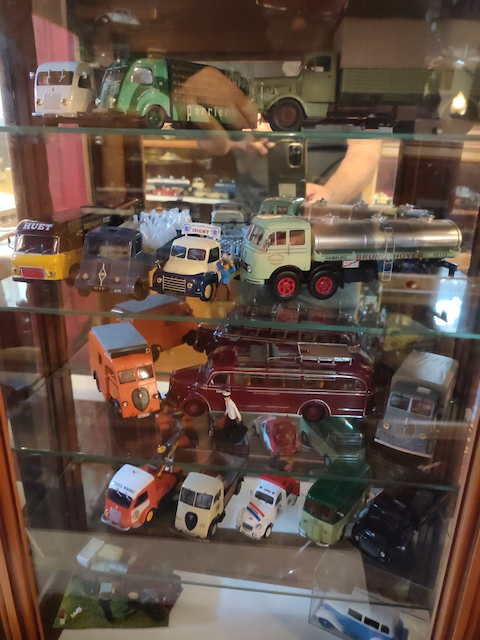voitures miniatures ▷ Puces d'Oc ▷ Brocante En Ligne Antiquités ▷ Meubles  Objets Déco Toulouse