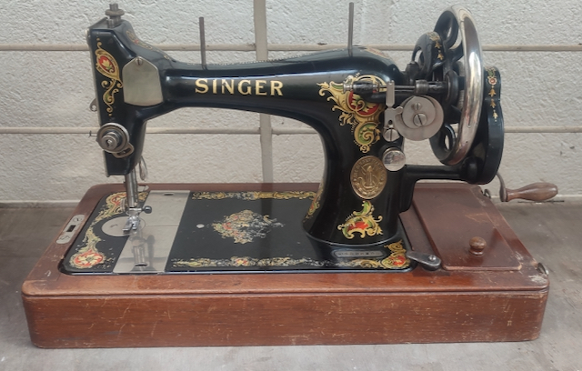 Machine à coudre Singer vintage à manivelle - Ressourcerie Histoires Sans  Fin