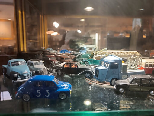 Nouveau Brocante - Divers Objets, Tableaux, Lustres, vintage, Art premier, Dinky Toys...... – Image 81