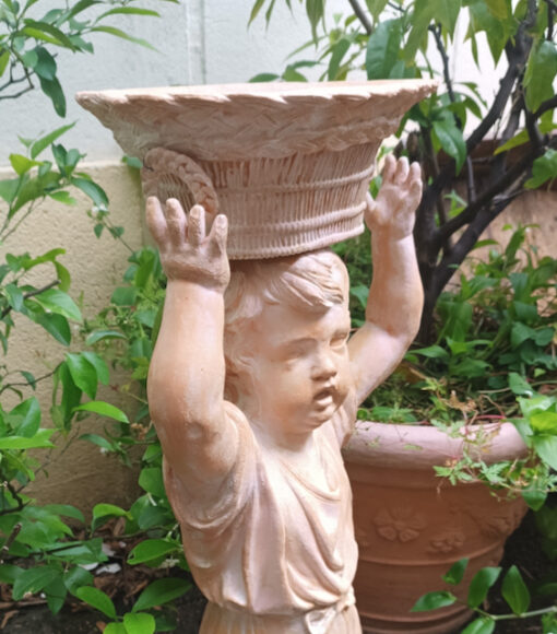 Statue Terre Cuite Enfant vêtu à l'antique supportant une corbeille Epoque XXème Style Baroque – Image 2