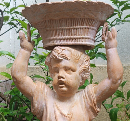 Statue Terre Cuite Enfant vêtu à l'antique supportant une corbeille Epoque XXème Style Baroque – Image 3