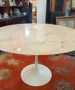 Alternative view of Table Saarinen pied Tulipe plateau Marbre 120cm Edition Knoll Studio