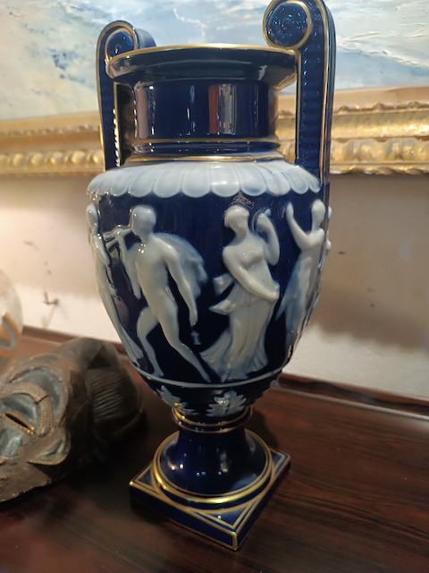 Vase Tharaud Camille en Porcelaine de Limoges bleue décors Antiques Epoque XXème – Image 3