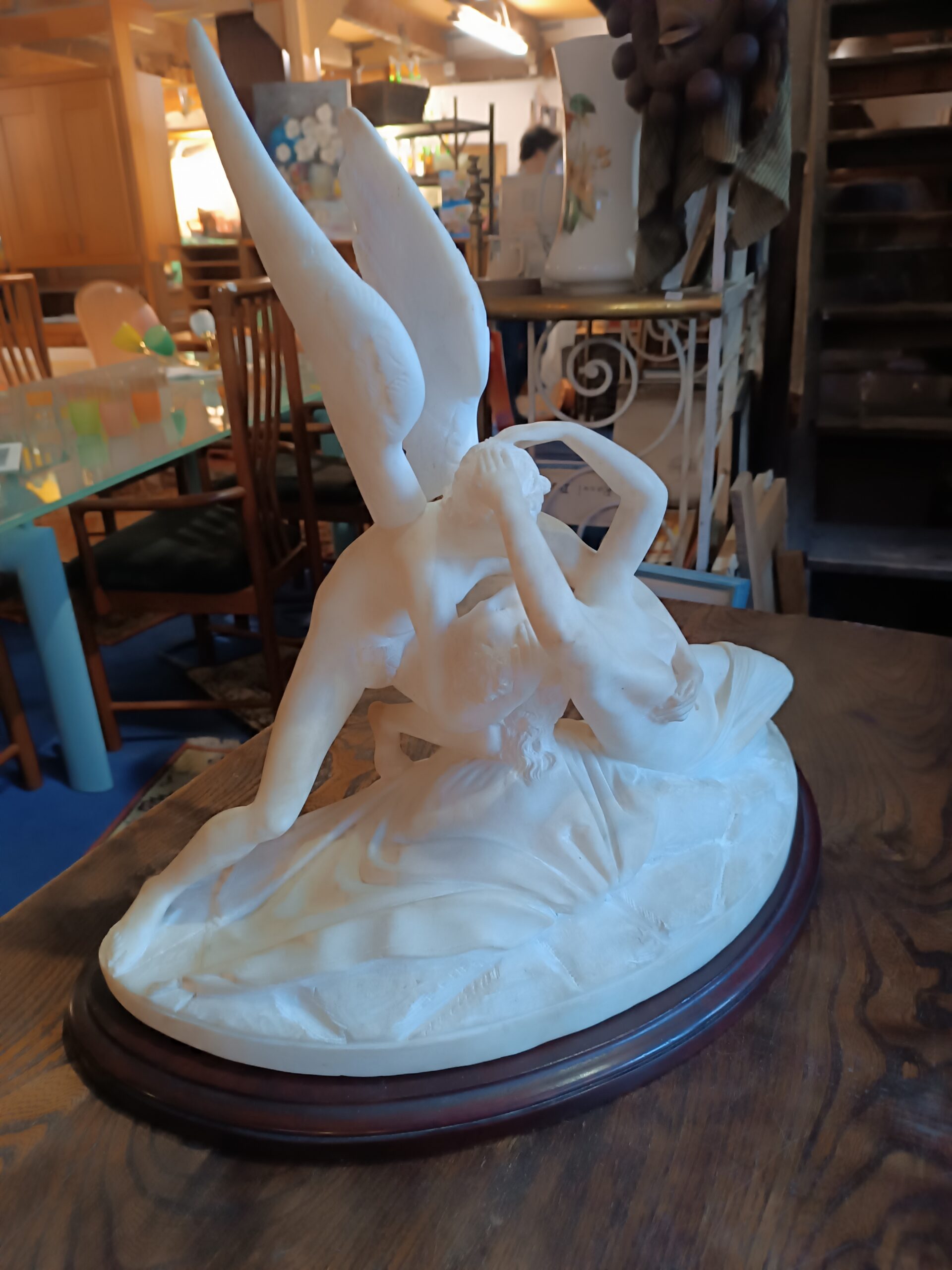 Sculpture Canova (d'après) en Albâtre "Psyché ranimée par le baiser de l'amour délivré par Eros" Epoque XXème – Image 2
