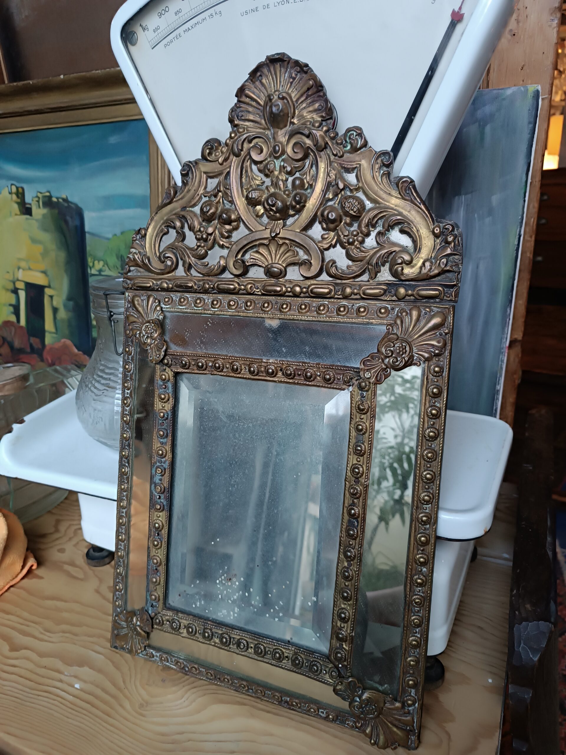 Miroir à parecloses en laiton repoussé Epoque Napoléon III – Image 2