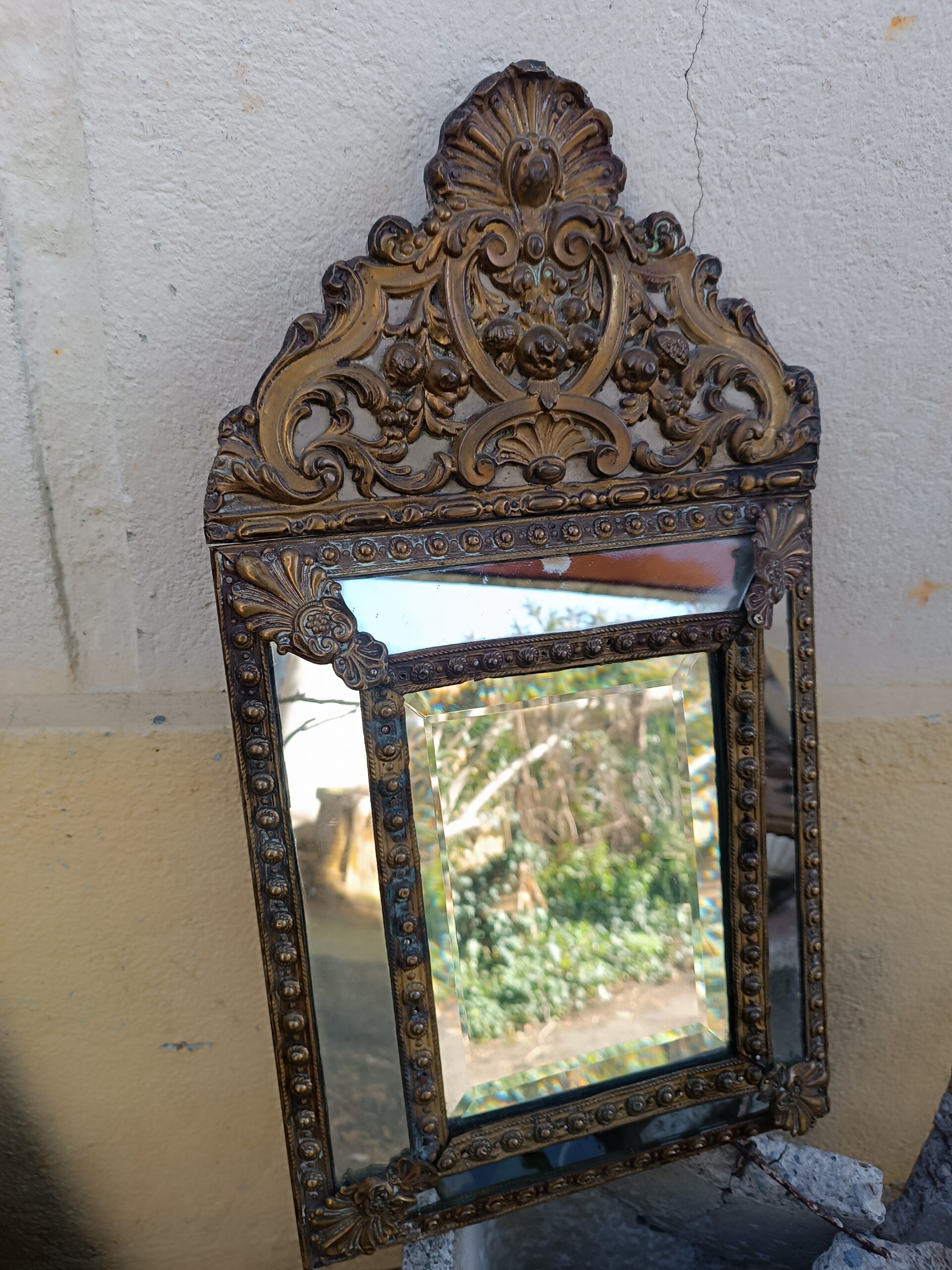 Miroir à parecloses en laiton repoussé Epoque Napoléon III – Image 3