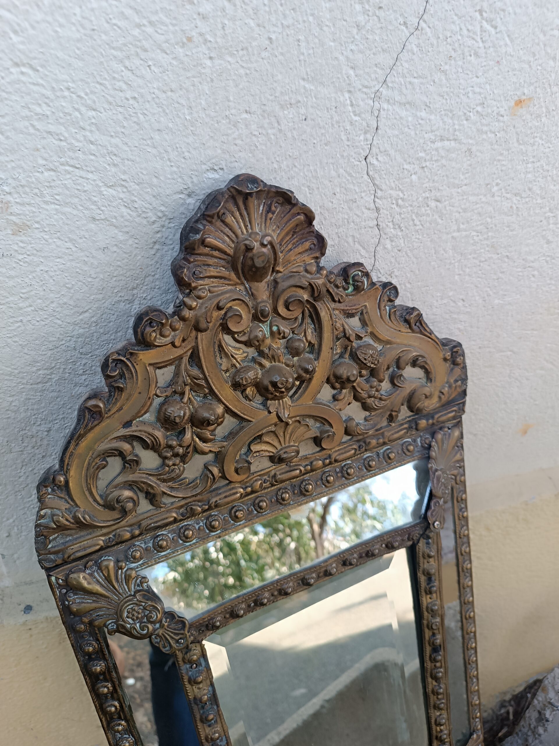 Miroir à parecloses en laiton repoussé Epoque Napoléon III – Image 4
