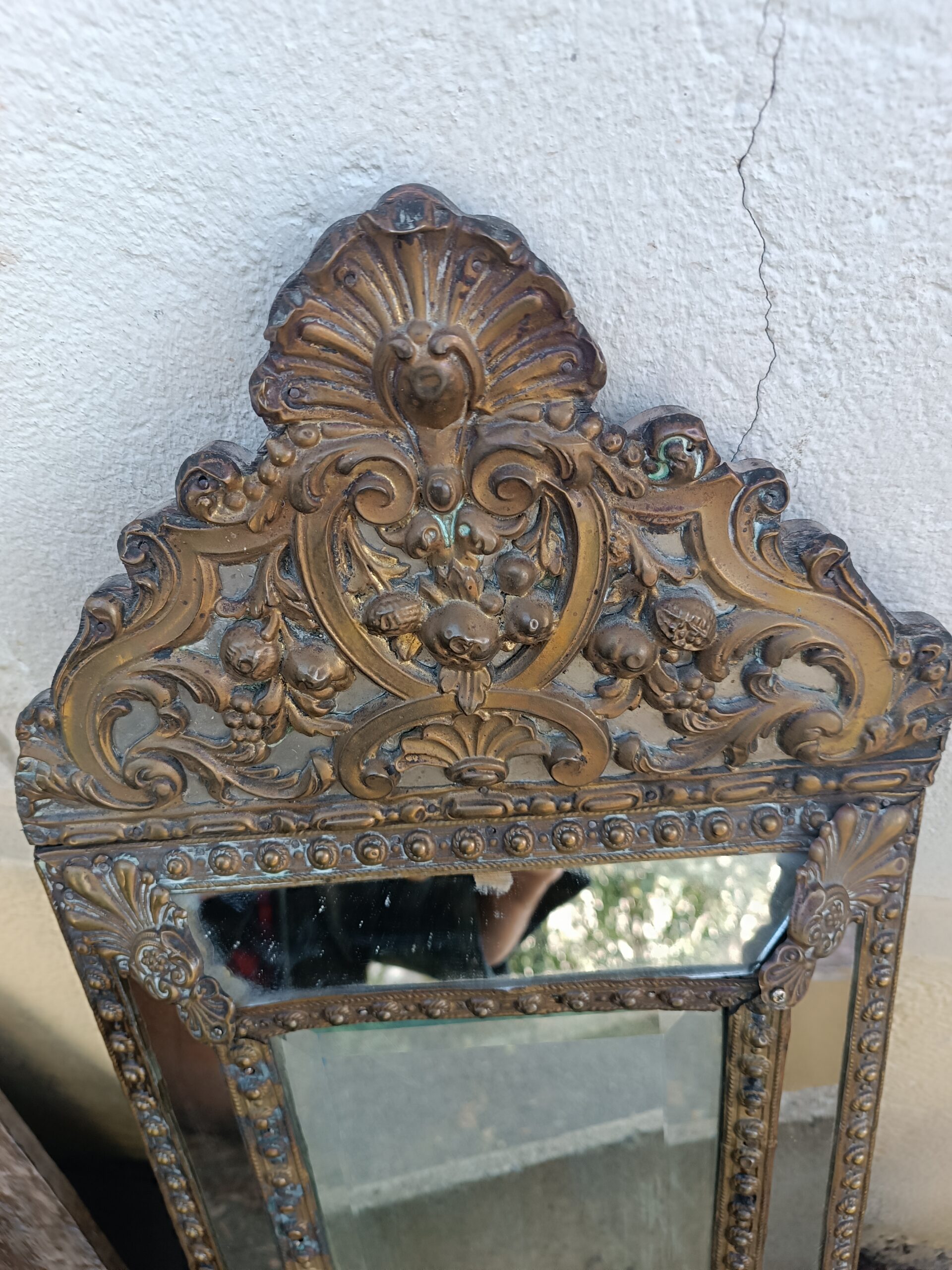Miroir à parecloses en laiton repoussé Epoque Napoléon III – Image 5