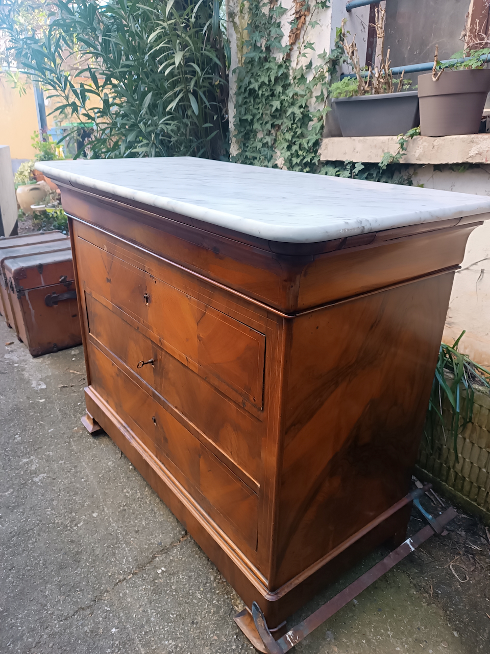 Grande Commode Epoque Louis Philippe en Noyer plateau Marbre blanc – Image 3