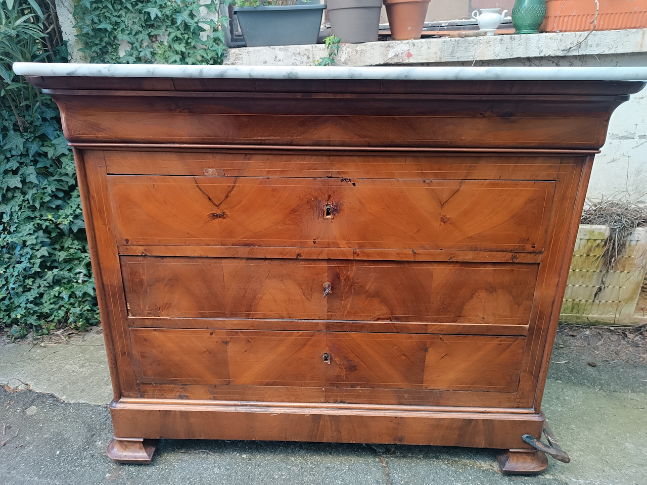 Grande Commode Epoque Louis Philippe en Noyer plateau Marbre blanc – Image 4