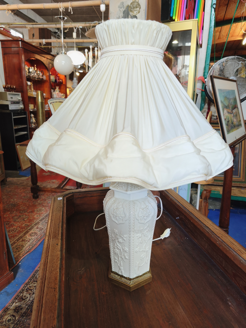 Lampe Ancienne en Porcelaine Blanche de Style Néoclassique Abat jour Pagode – Image 4