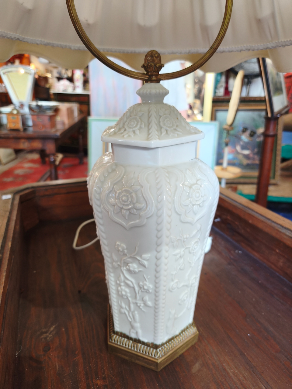 Lampe Ancienne en Porcelaine Blanche de Style Néoclassique Abat jour Pagode – Image 2