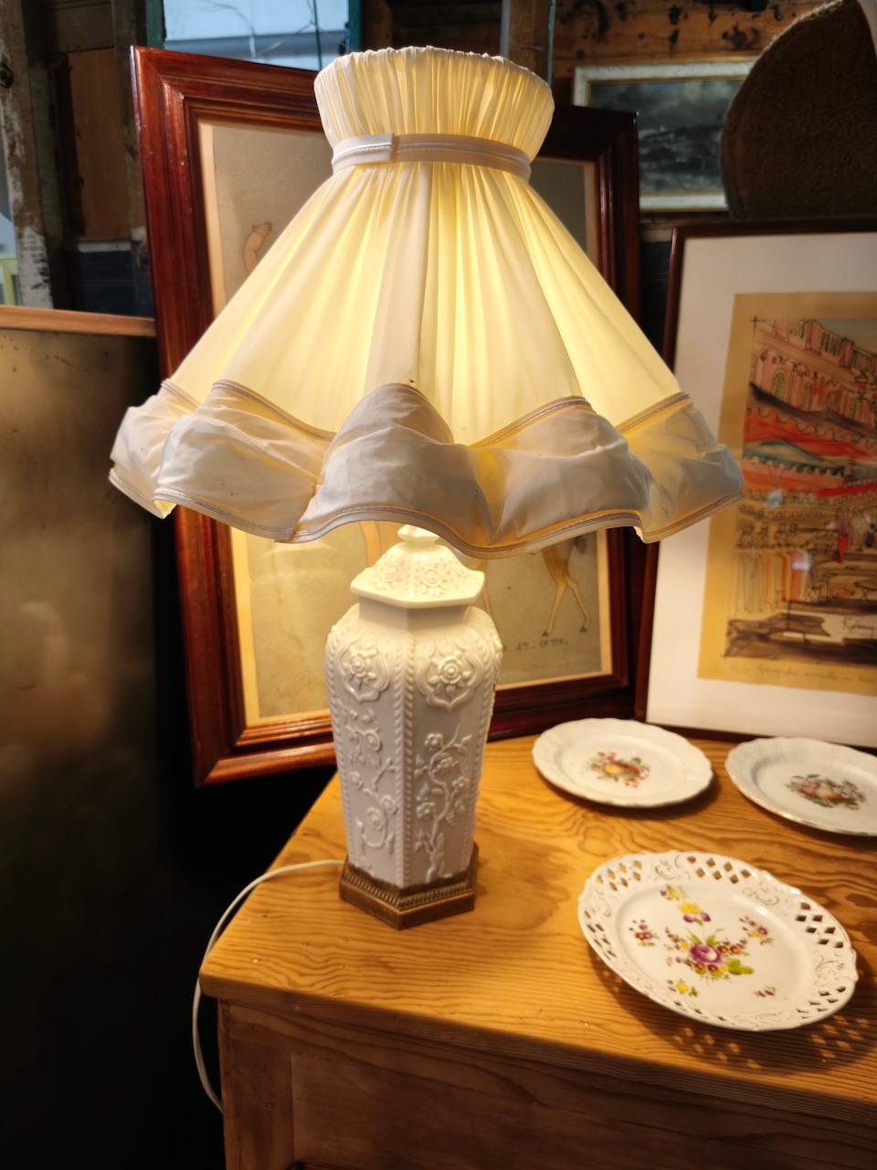 Lampe Ancienne en Porcelaine Blanche de Style Néoclassique Abat jour Pagode – Image 8