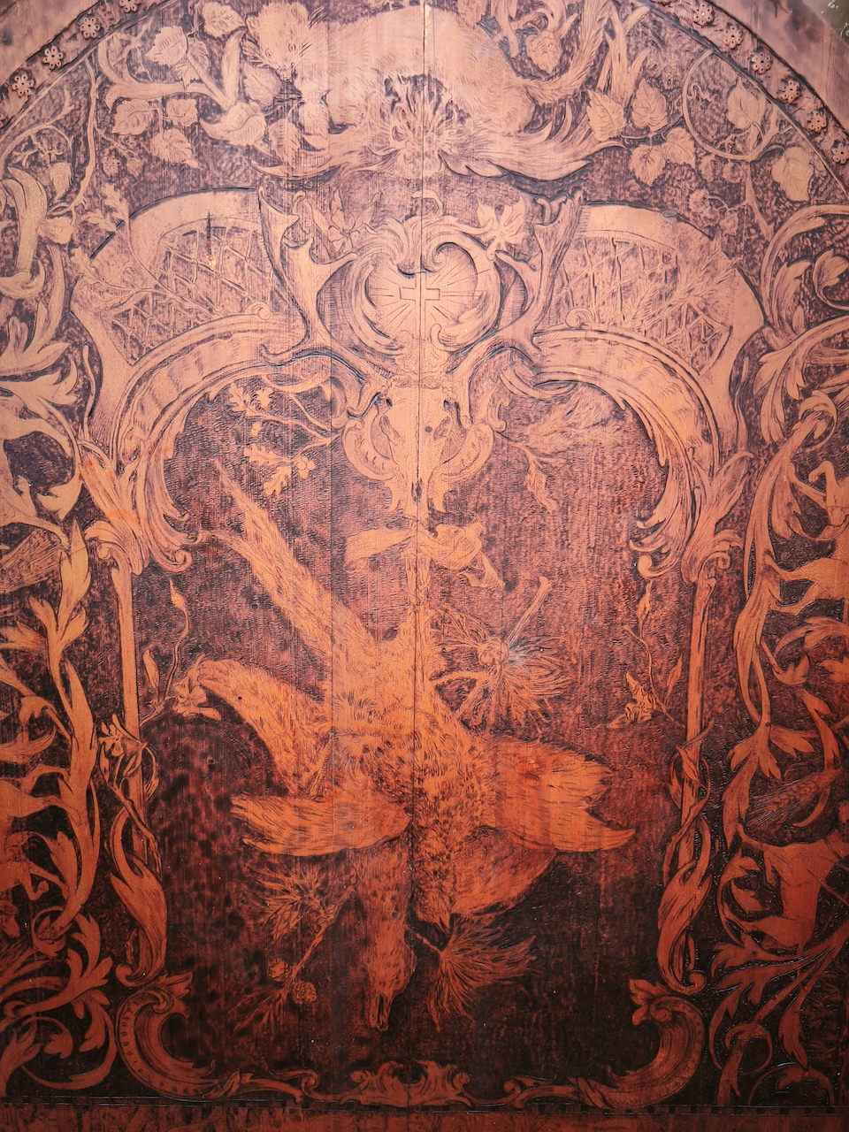 Pyrogravure sur Bois "Trophées de Chasse" signée et datée au dos 1909 – Image 3