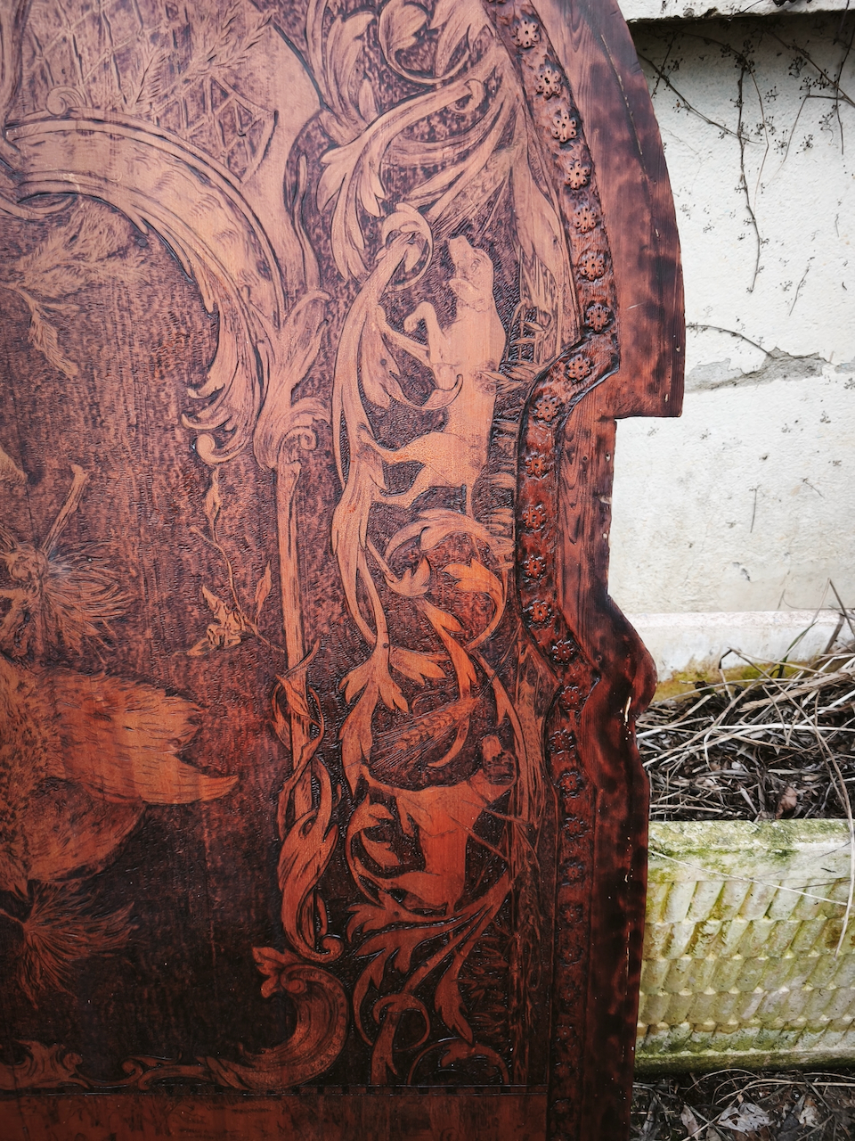 Pyrogravure sur Bois "Trophées de Chasse" signée et datée au dos 1909 – Image 4