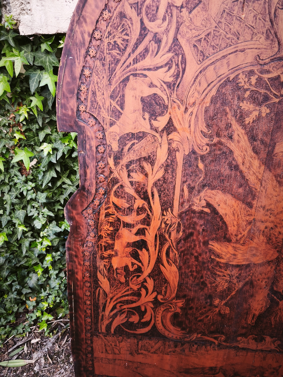 Pyrogravure sur Bois "Trophées de Chasse" signée et datée au dos 1909 – Image 5