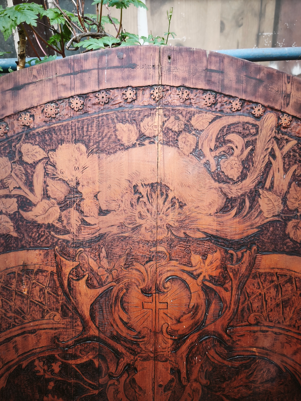 Pyrogravure sur Bois "Trophées de Chasse" signée et datée au dos 1909 – Image 6