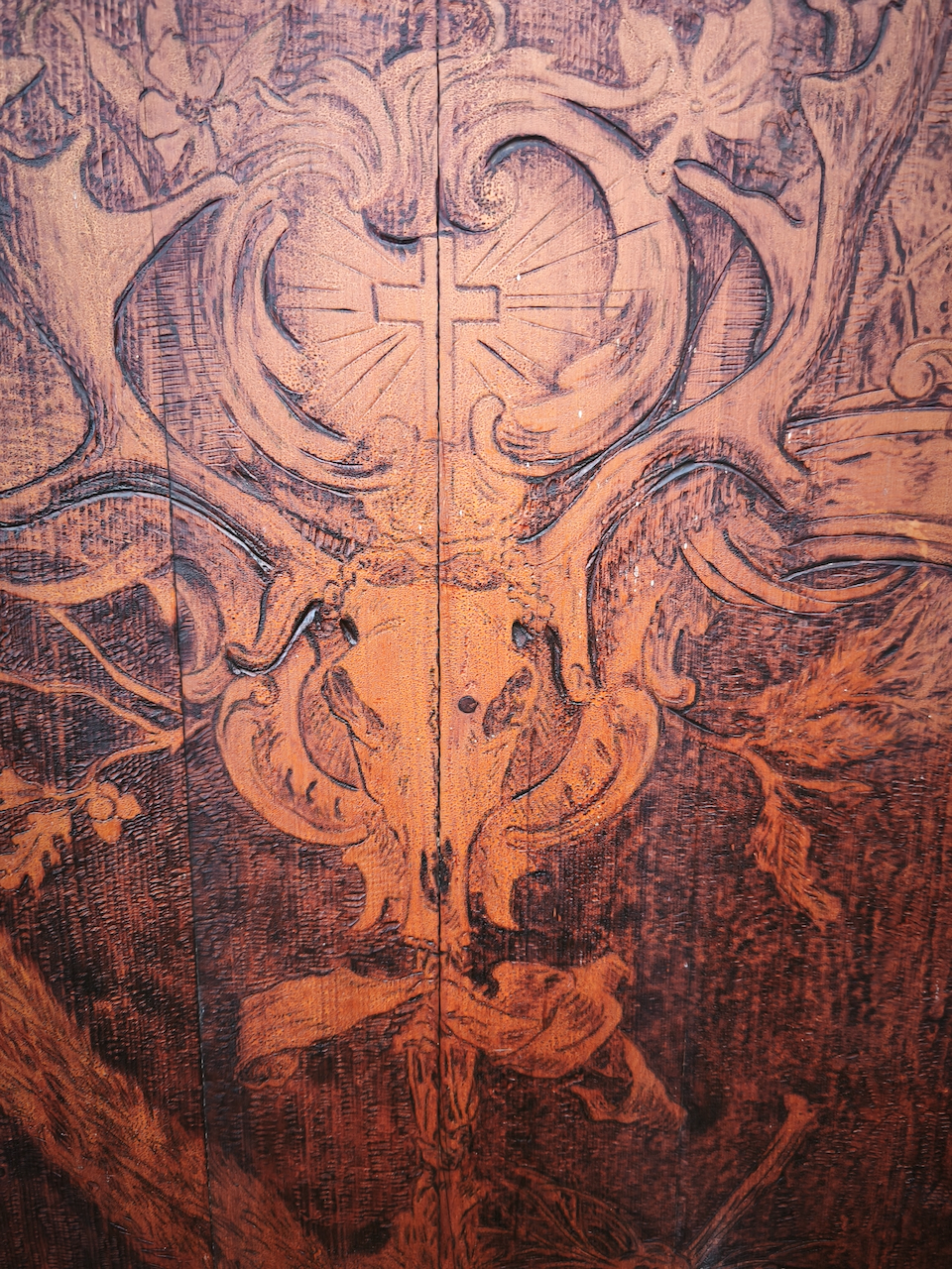 Pyrogravure sur Bois "Trophées de Chasse" signée et datée au dos 1909 – Image 7