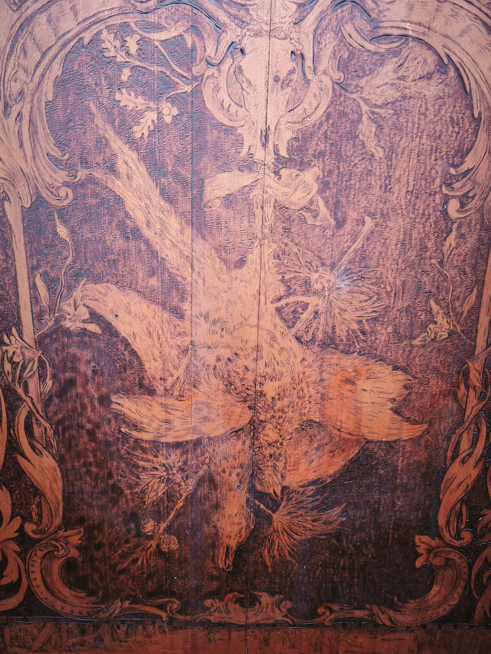 Pyrogravure sur Bois "Trophées de Chasse" signée et datée au dos 1909 – Image 8