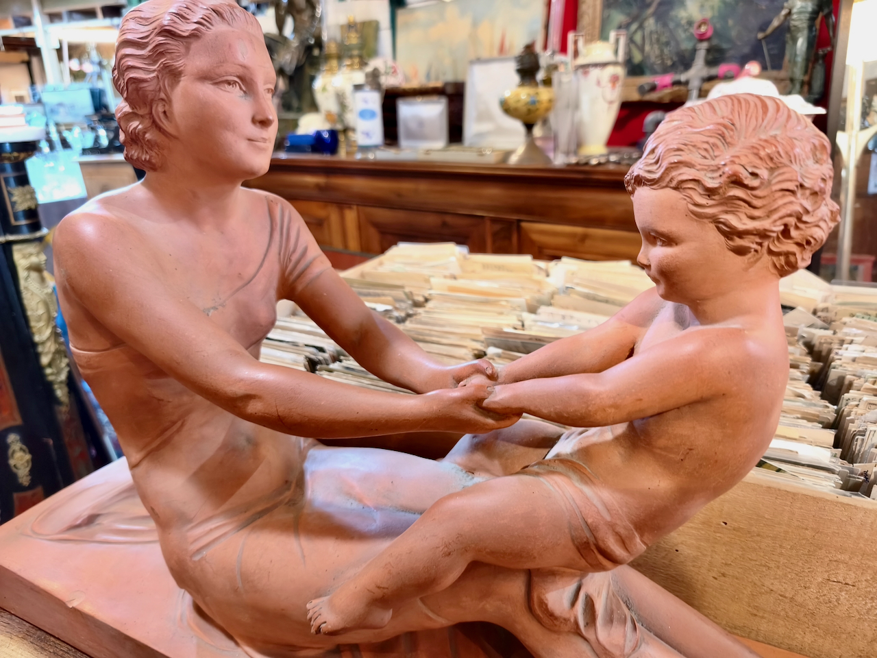 Terre cuite Art Déco signée Ugo CIPRIANI « Mère et son enfant » Epoque 1930 – Image 2