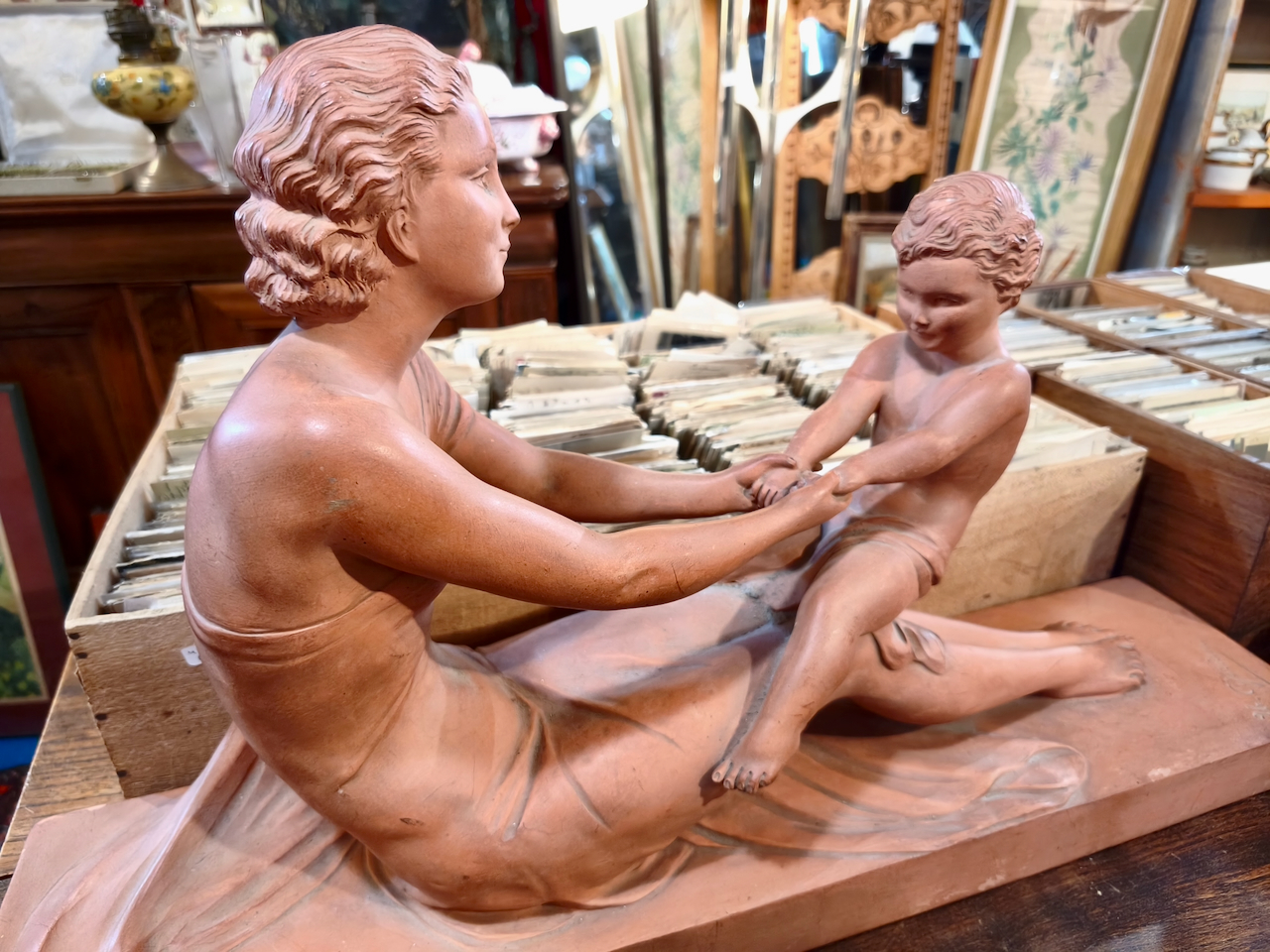 Terre cuite Art Déco signée Ugo CIPRIANI « Mère et son enfant » Epoque 1930 – Image 3