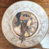 brunette mucha plat