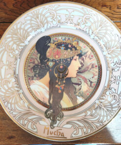 brunette mucha plat