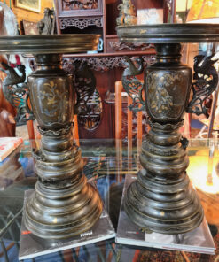 Alternative view of Paire de Vases origine Japon porte-cierges ou brûle-parfums de temple (ou d'autel) en bronze patiné de style Meiji (1868–1912).