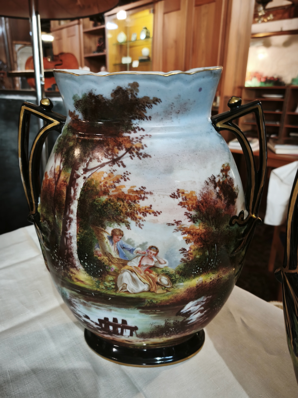 Vases balustres à anses ( paire) en Porcelaine Epoque XIXème – Image 3