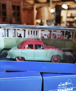 En voiture Tintin échelles 1/43e, éditées par Atlas / Moulinsart dans leurs boîtes bleues d'origine avec décors en fond de boîte – Image 4