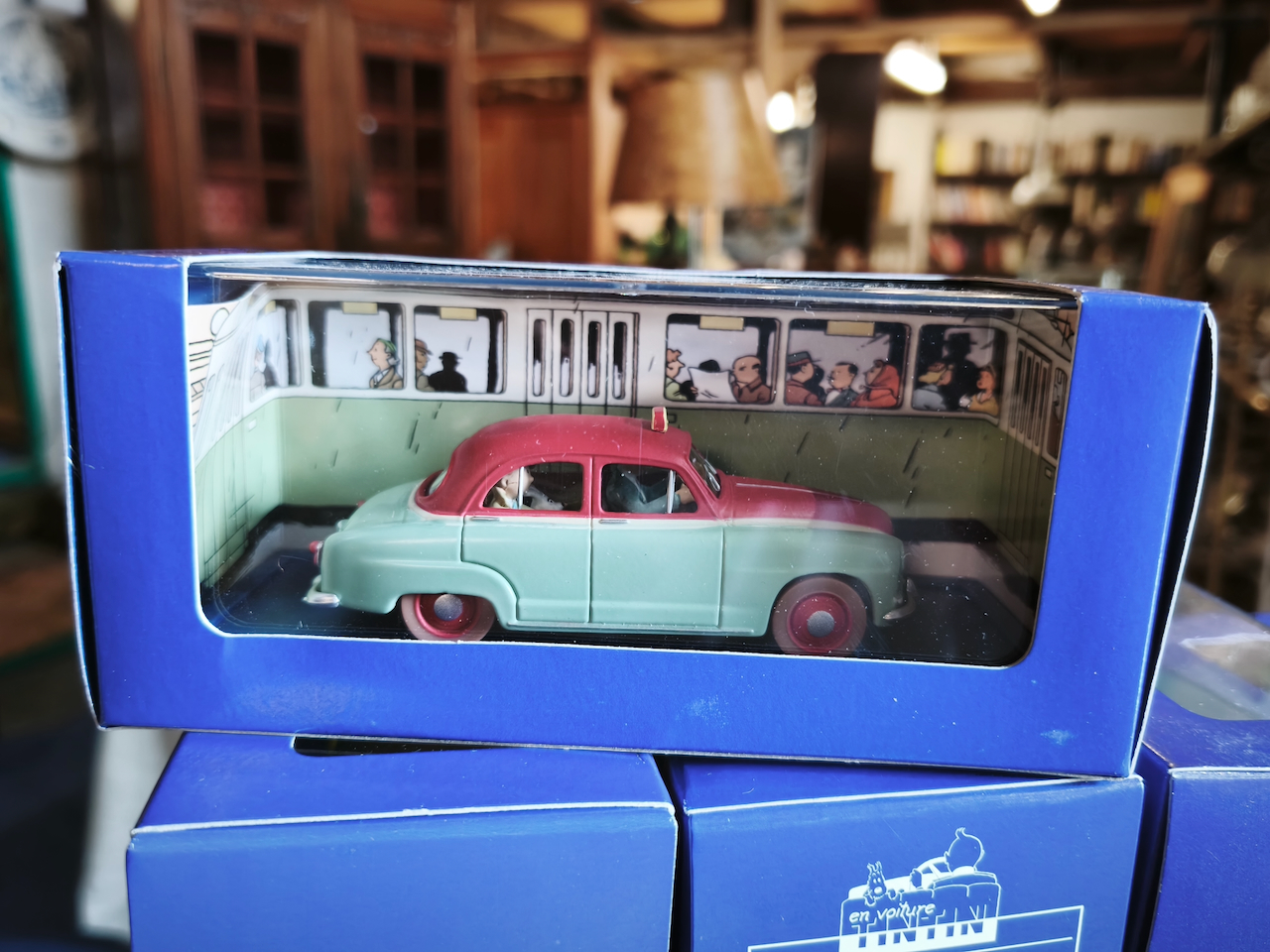En voiture Tintin échelles 1/43e, éditées par Atlas / Moulinsart dans leurs boîtes bleues d'origine avec décors en fond de boîte – Image 4