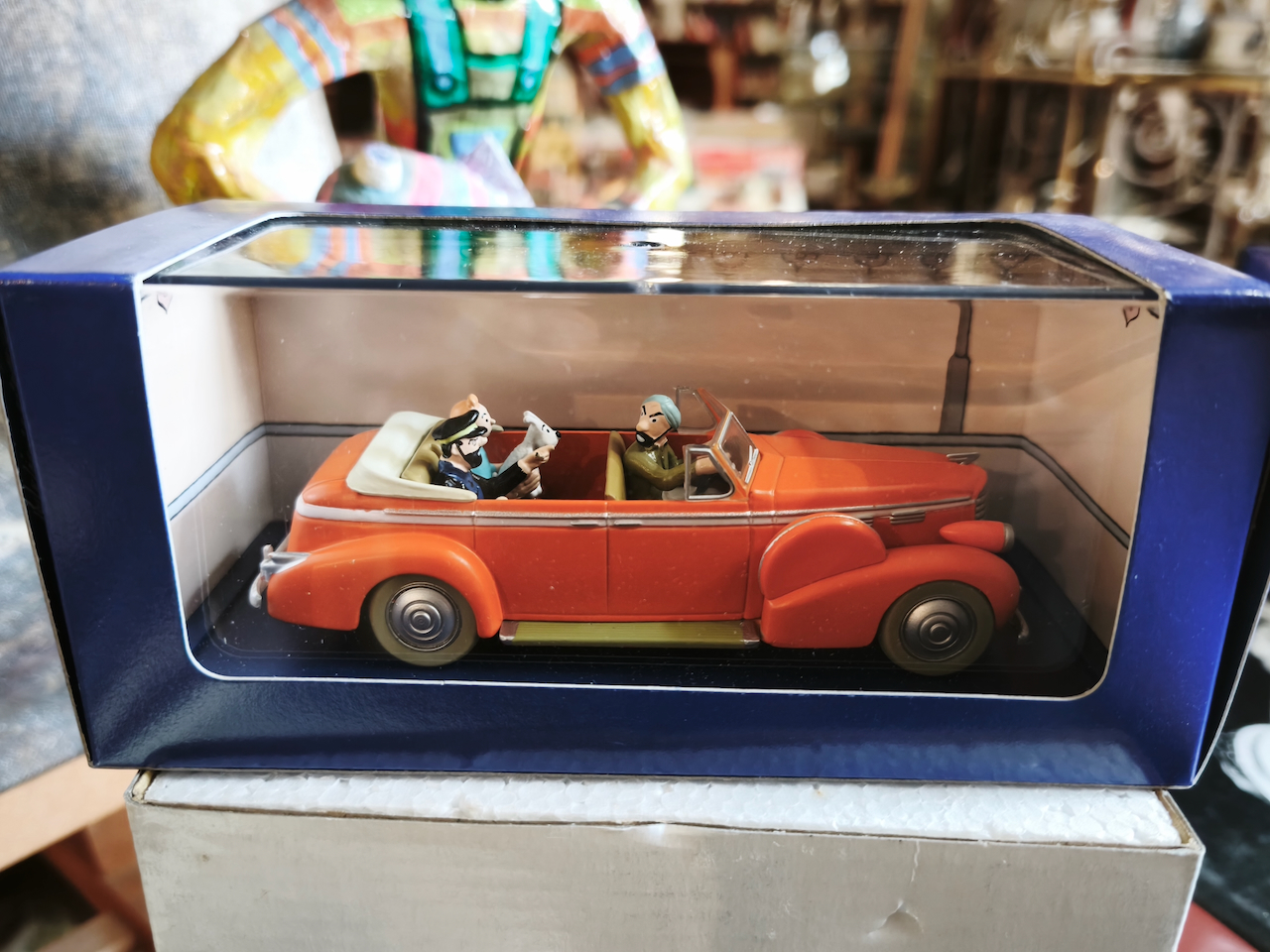 En voiture Tintin échelles 1/43e, éditées par Atlas / Moulinsart dans leurs boîtes bleues d'origine avec décors en fond de boîte – Image 5