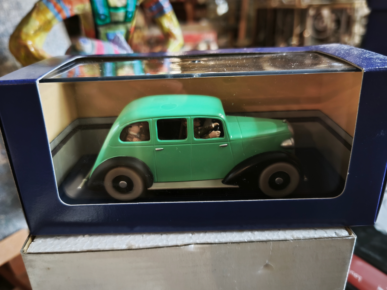 En voiture Tintin échelles 1/43e, éditées par Atlas / Moulinsart dans leurs boîtes bleues d'origine avec décors en fond de boîte – Image 6