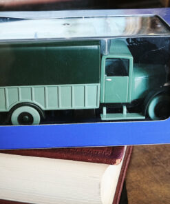 En voiture Tintin échelles 1/43e, éditées par Atlas / Moulinsart dans leurs boîtes bleues d'origine avec décors en fond de boîte – Image 7