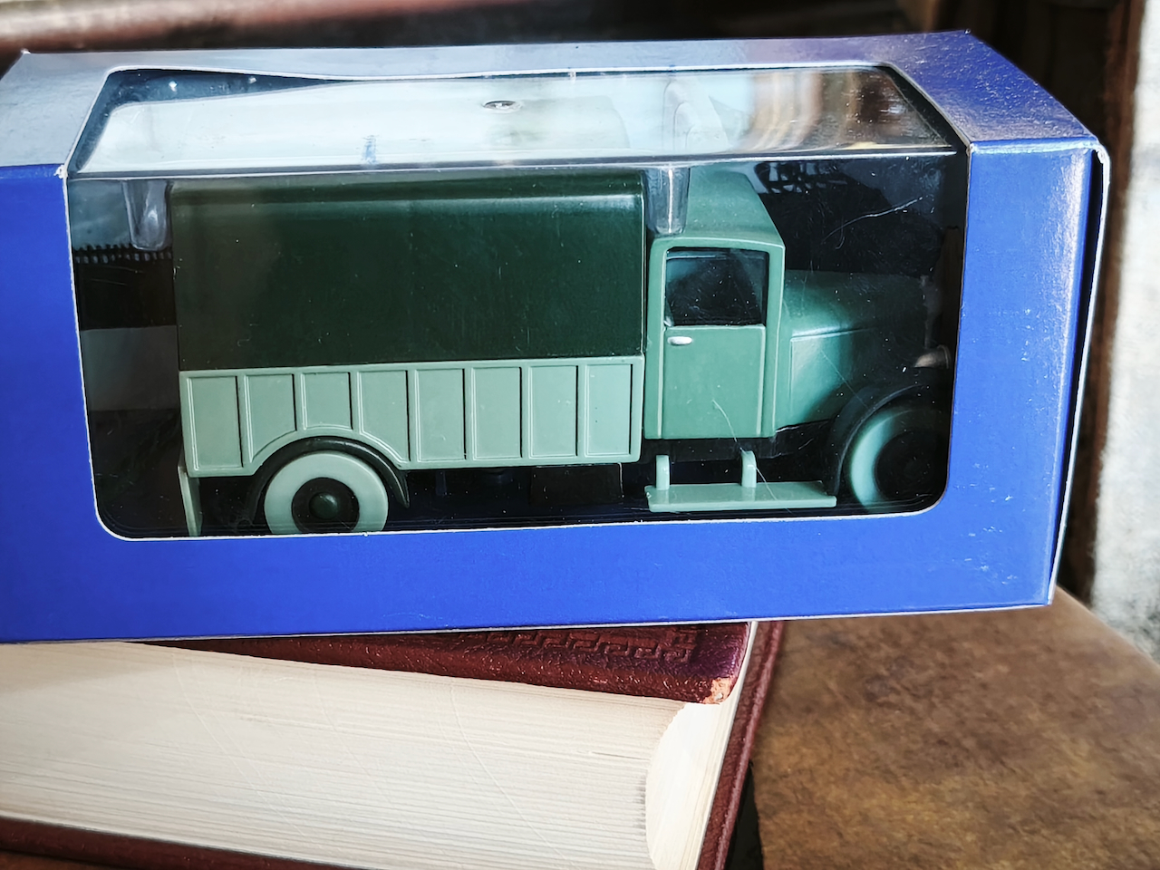 En voiture Tintin échelles 1/43e, éditées par Atlas / Moulinsart dans leurs boîtes bleues d'origine avec décors en fond de boîte – Image 7