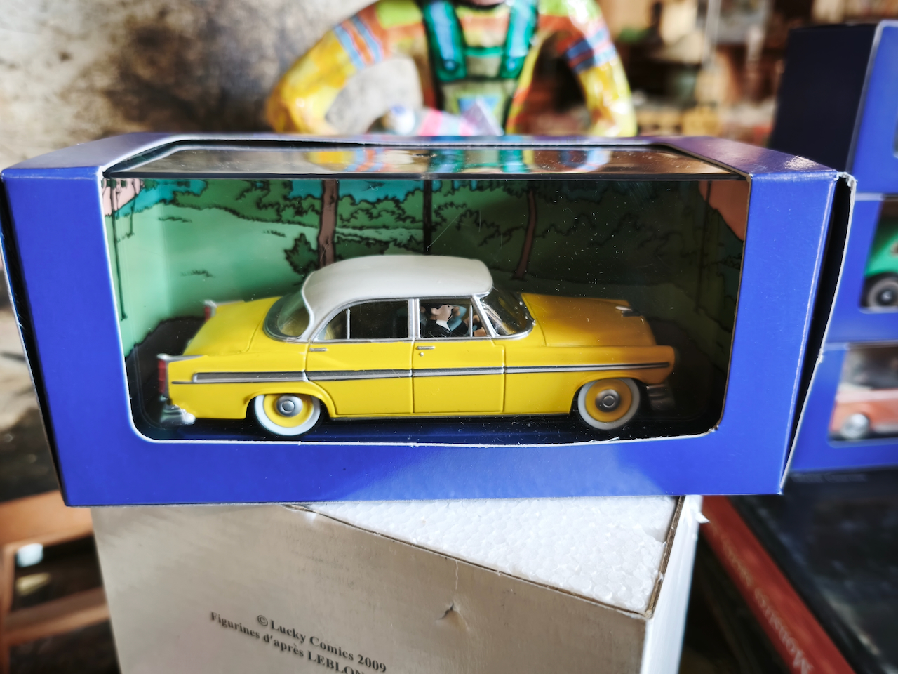 En voiture Tintin échelles 1/43e, éditées par Atlas / Moulinsart dans leurs boîtes bleues d'origine avec décors en fond de boîte – Image 8
