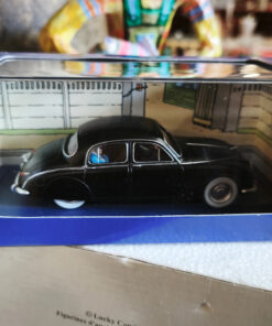 En voiture Tintin échelles 1/43e, éditées par Atlas / Moulinsart dans leurs boîtes bleues d'origine avec décors en fond de boîte – Image 9