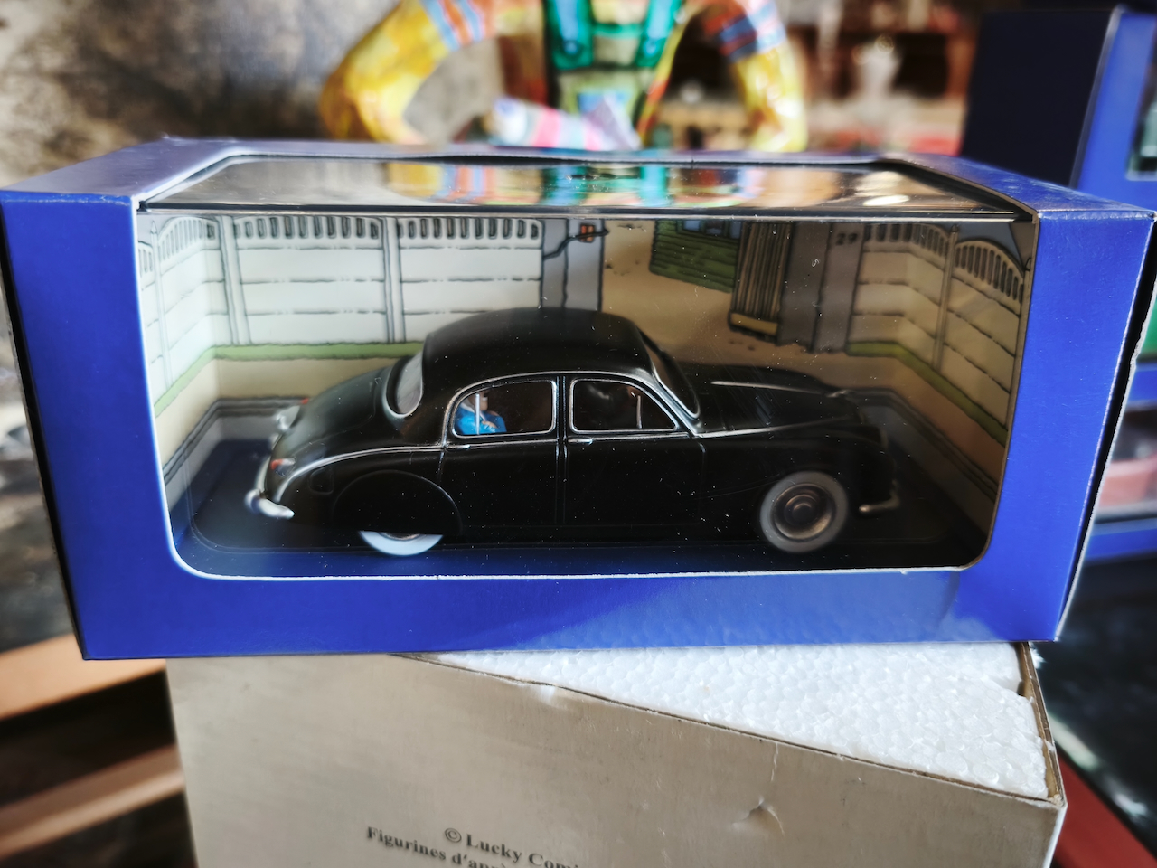 En voiture Tintin échelles 1/43e, éditées par Atlas / Moulinsart dans leurs boîtes bleues d'origine avec décors en fond de boîte – Image 9