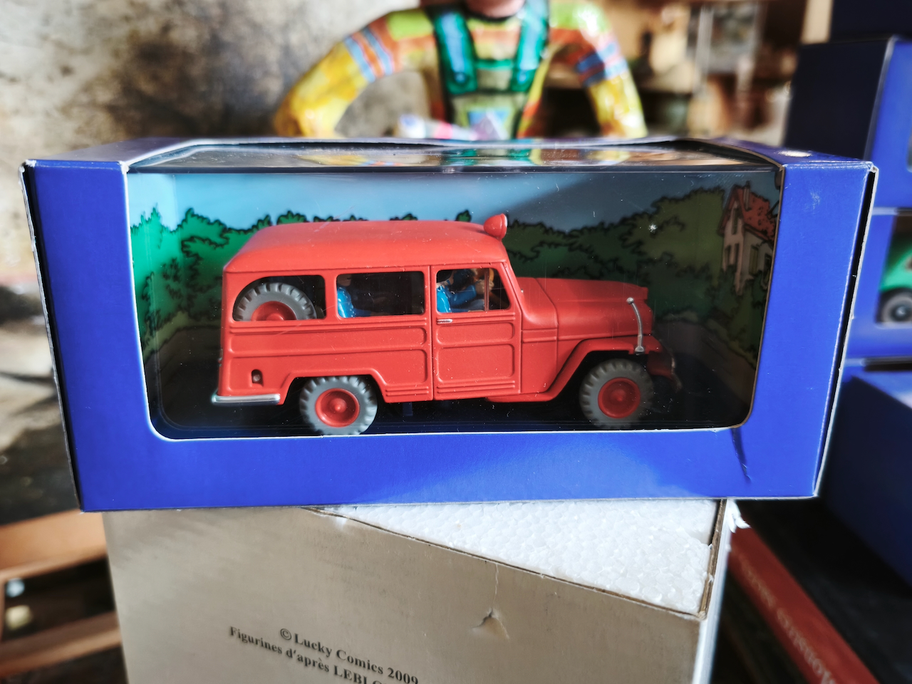 En voiture Tintin échelles 1/43e, éditées par Atlas / Moulinsart dans leurs boîtes bleues d'origine avec décors en fond de boîte – Image 10