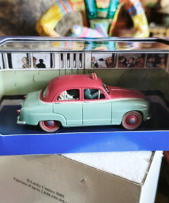 En voiture Tintin échelles 1/43e, éditées par Atlas / Moulinsart dans leurs boîtes bleues d'origine avec décors en fond de boîte – Image 11