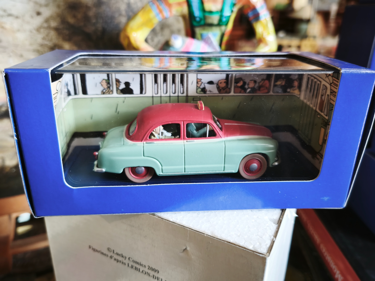 En voiture Tintin échelles 1/43e, éditées par Atlas / Moulinsart dans leurs boîtes bleues d'origine avec décors en fond de boîte – Image 11