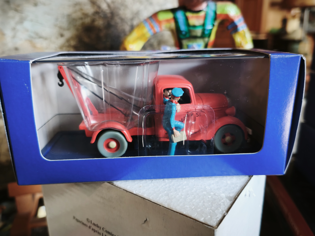 En voiture Tintin échelles 1/43e, éditées par Atlas / Moulinsart dans leurs boîtes bleues d'origine avec décors en fond de boîte – Image 12