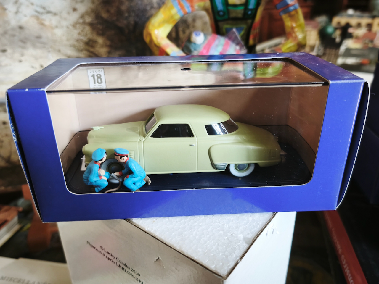 En voiture Tintin échelles 1/43e, éditées par Atlas / Moulinsart dans leurs boîtes bleues d'origine avec décors en fond de boîte – Image 13