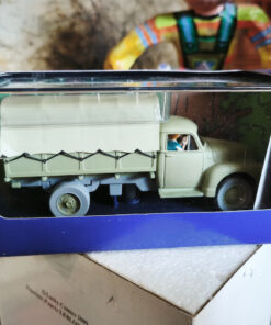 En voiture Tintin échelles 1/43e, éditées par Atlas / Moulinsart dans leurs boîtes bleues d'origine avec décors en fond de boîte – Image 14