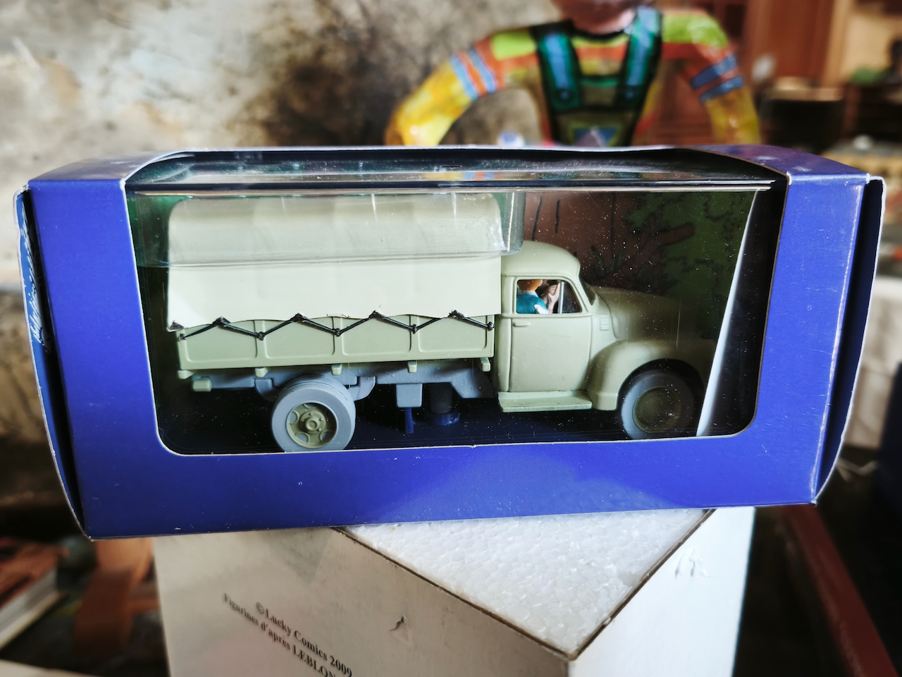 En voiture Tintin échelles 1/43e, éditées par Atlas / Moulinsart dans leurs boîtes bleues d'origine avec décors en fond de boîte – Image 14