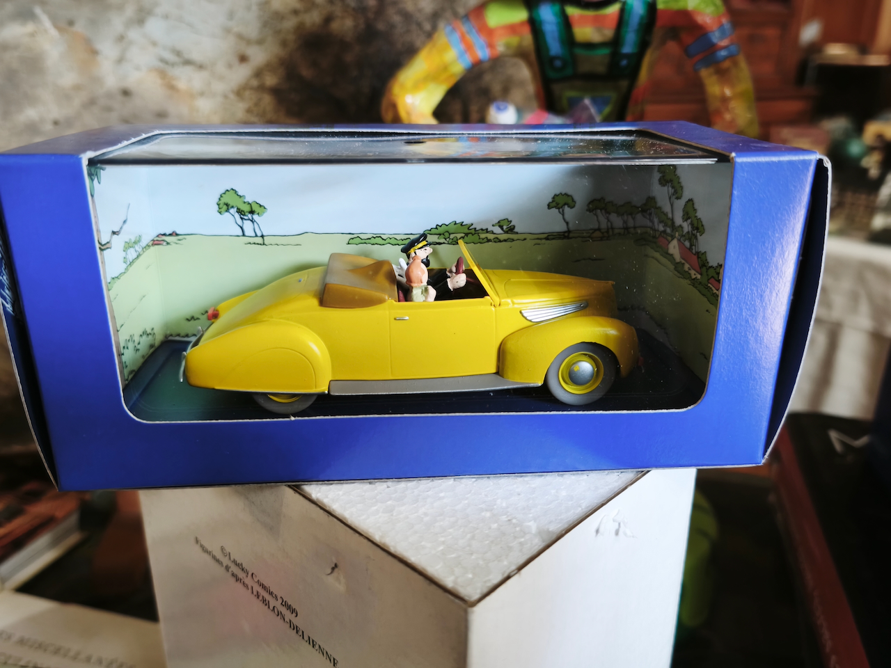 En voiture Tintin échelles 1/43e, éditées par Atlas / Moulinsart dans leurs boîtes bleues d'origine avec décors en fond de boîte – Image 15
