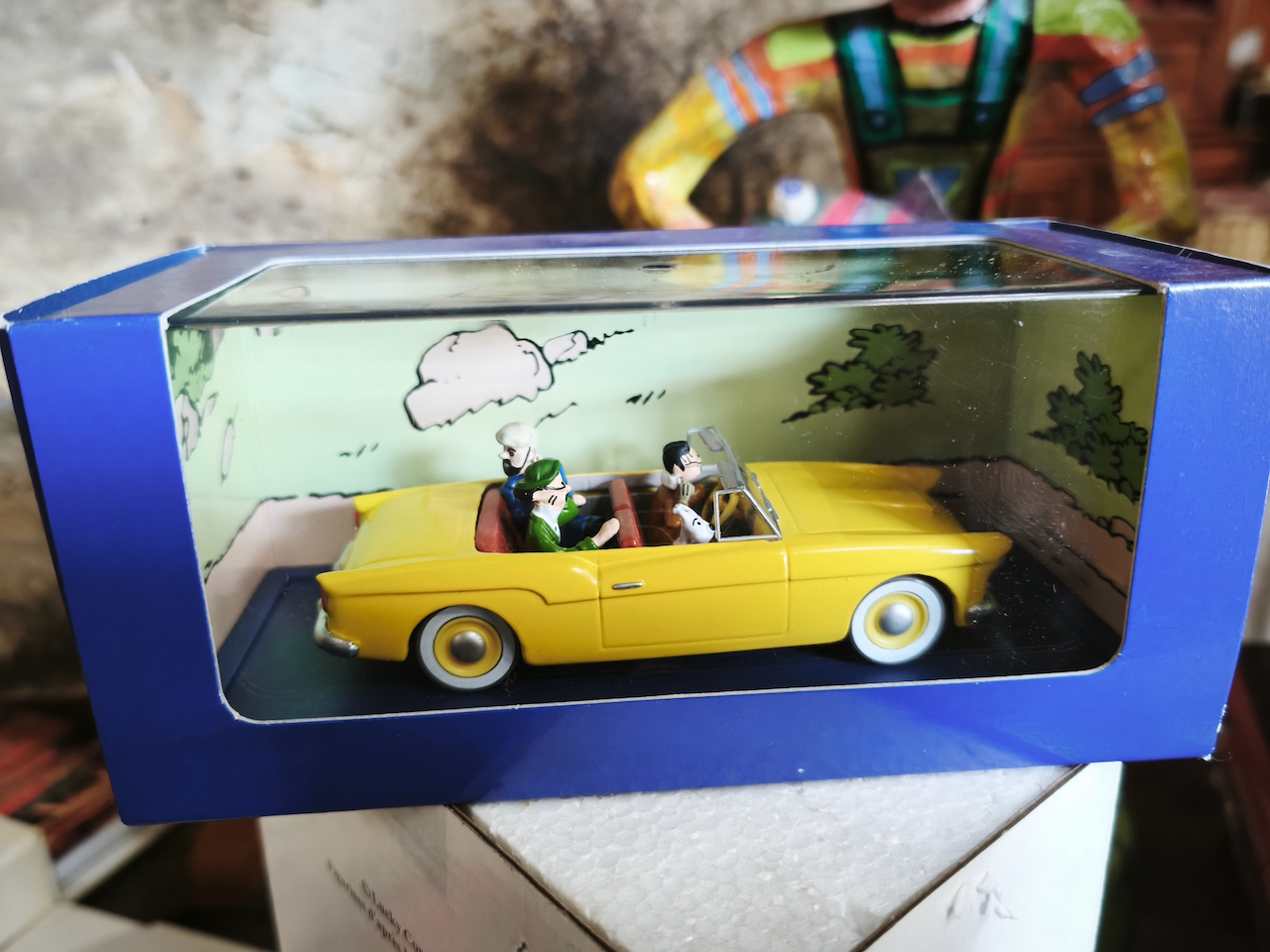 En voiture Tintin échelles 1/43e, éditées par Atlas / Moulinsart dans leurs boîtes bleues d'origine avec décors en fond de boîte – Image 16