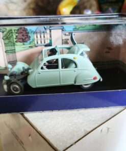 En voiture Tintin échelles 1/43e, éditées par Atlas / Moulinsart dans leurs boîtes bleues d'origine avec décors en fond de boîte – Image 17